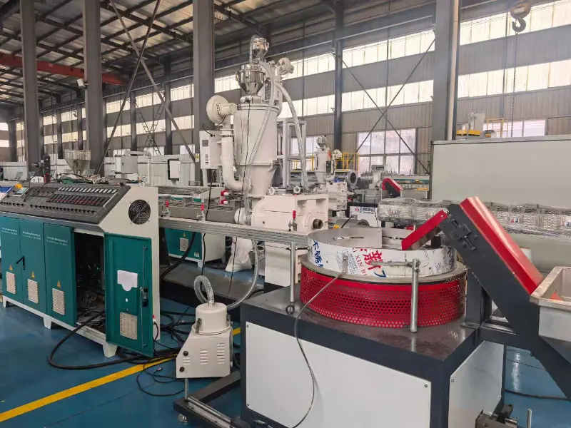 Cylindrical Drip Irrigation Pipe Machine ကို လက်ရှိတွင် တပ်ဆင်ပြီး စမ်းသပ်ရန် ပြင်ဆင်နေပါသည်။